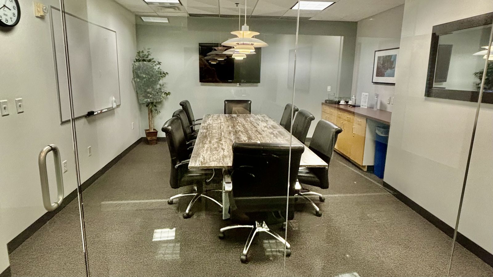 Need Extra Space for a Meeting? Rent by the Day or Hour!