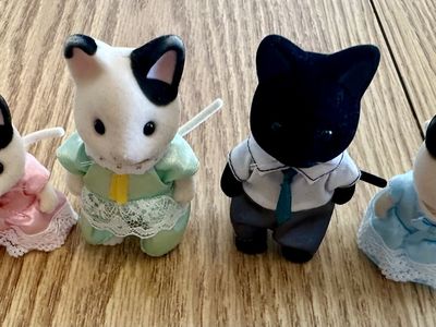 Calico Critters Tuxedo Cat Family Doll House Toy