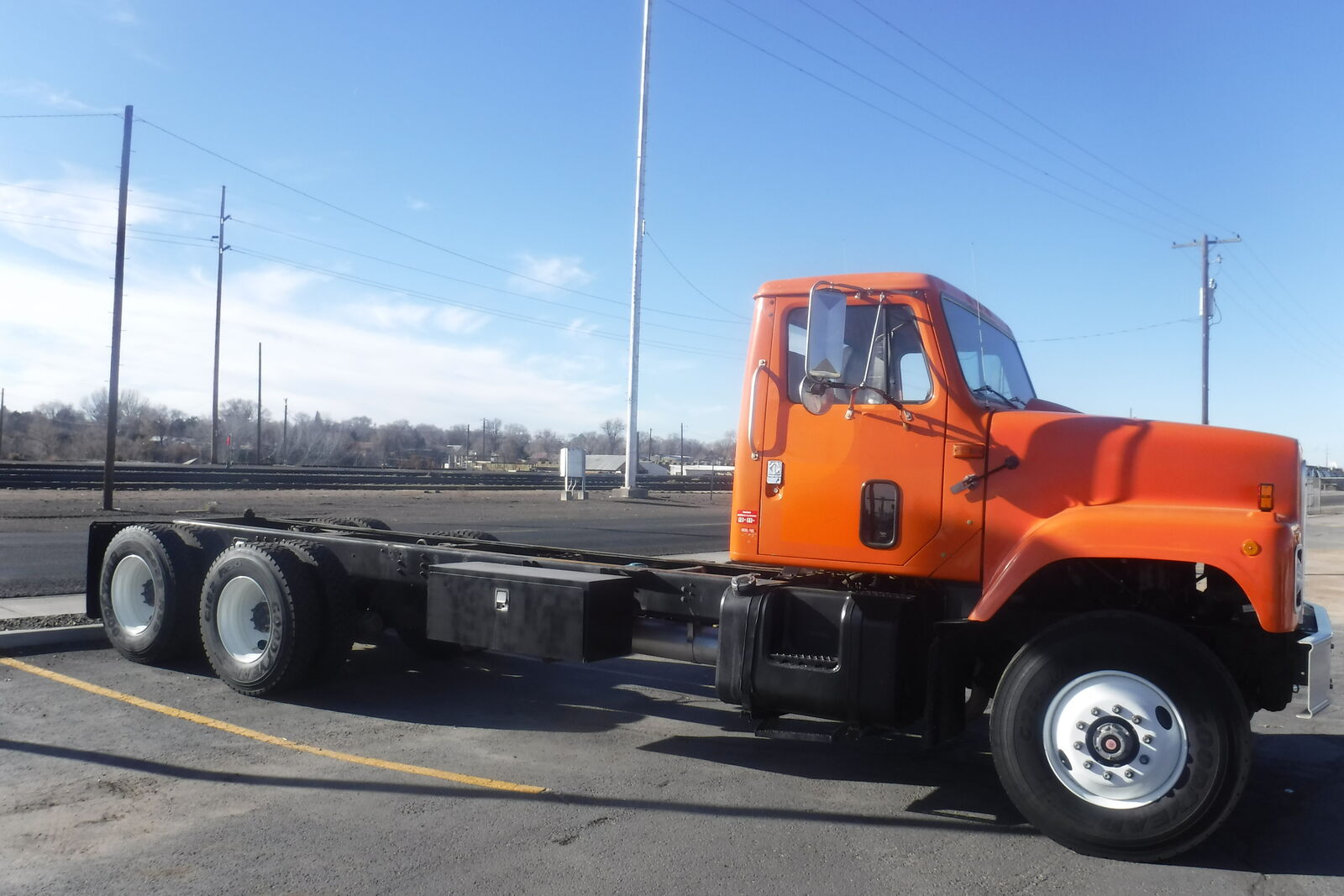 1999 IHC 2564 cab and chassis