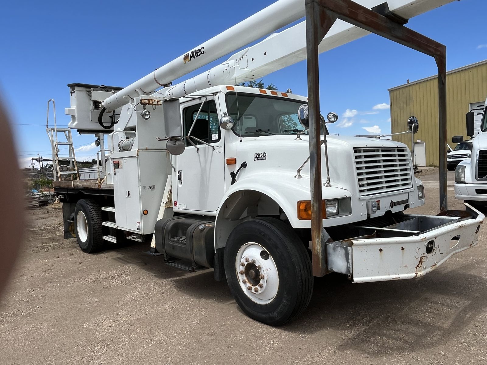 2000 International 4900 DT 466 Bucket Truck