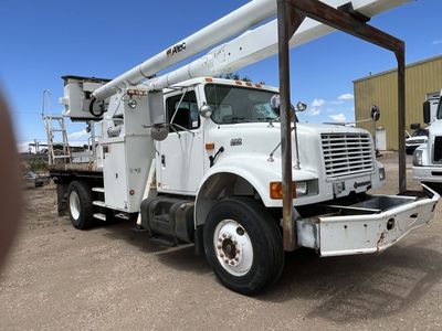 2000 International 4900 DT 466 Bucket Truck