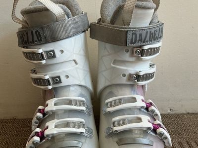 Dalbello Gaia 4 Girls Ski Boots Size 21.5 MP 259mm White Pink