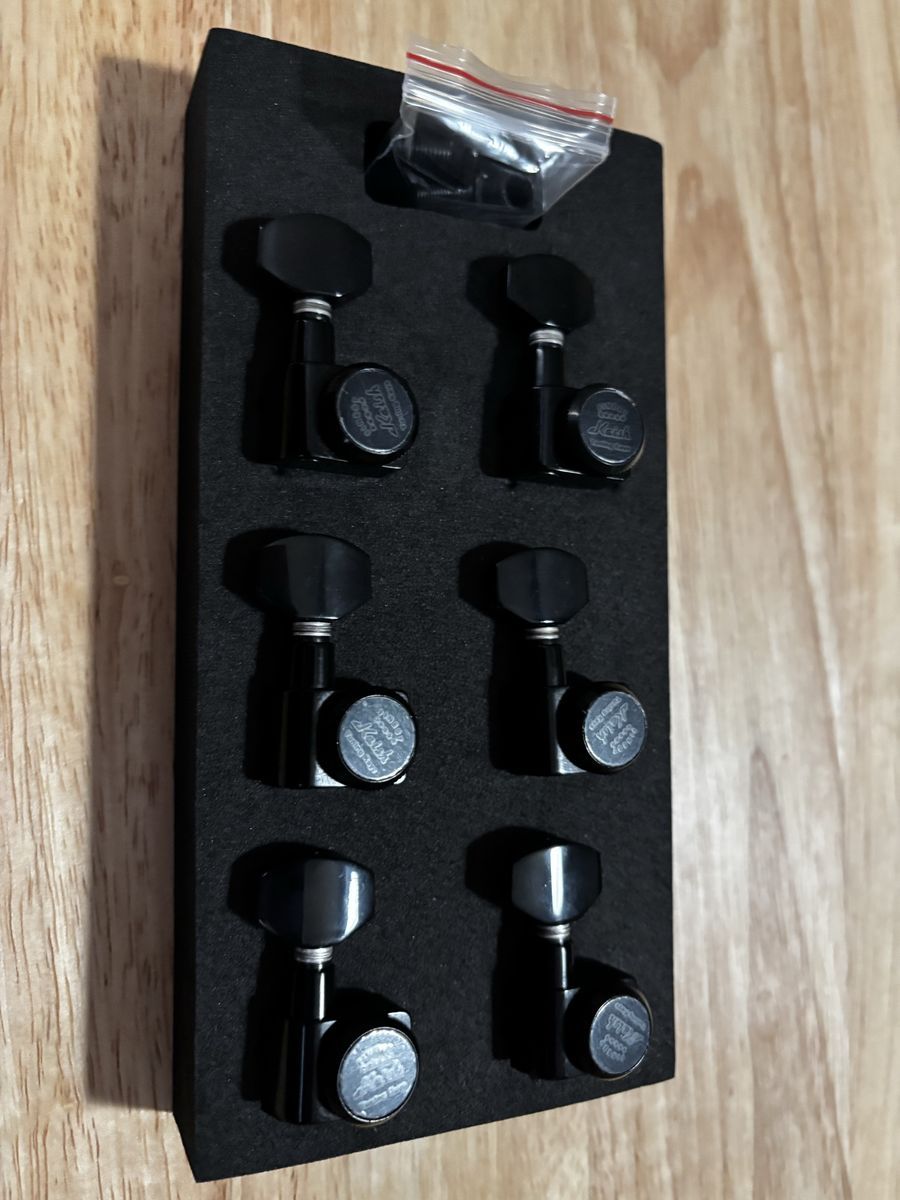 KAISH 18:1 Locking Tuners Tuning Keys Guitar Locking Tuning Machines with Mini Contemporary Buttons for Fender, Strat/Tele