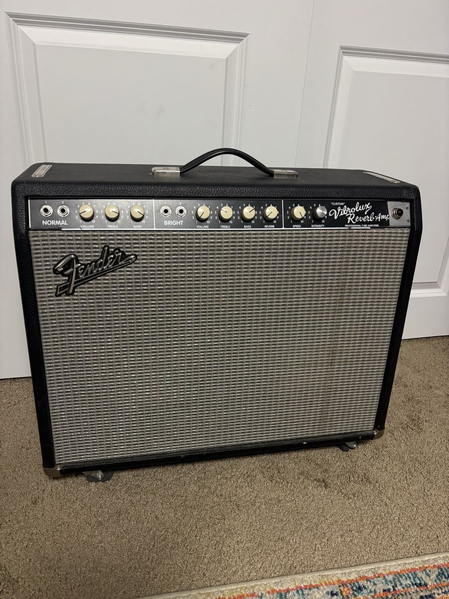 Fender Custom Vibrolux Reverb-Amp Professional Tube Amplifier