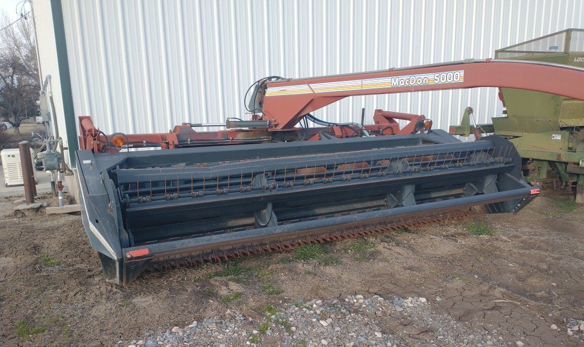 MacDon 5000 pull typ swather