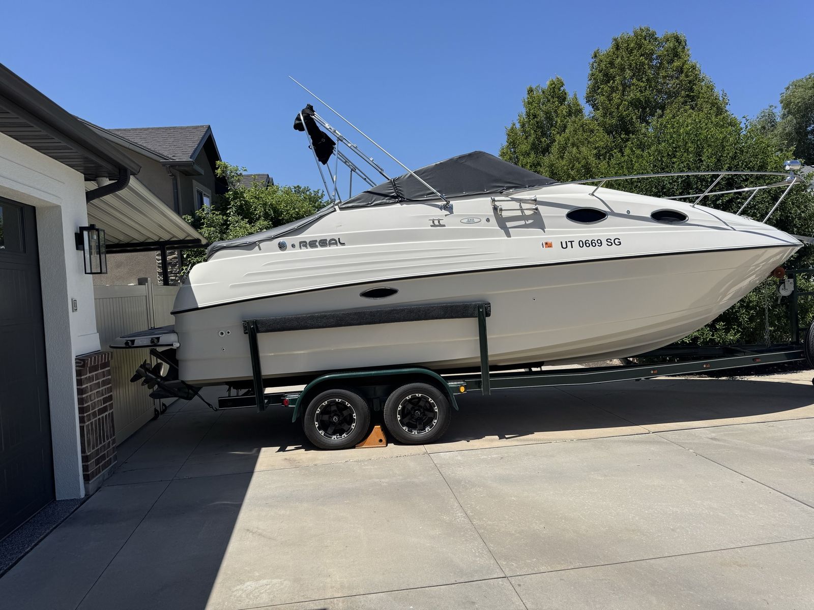 1997 Regal Commodore 242 24ft Cruiser