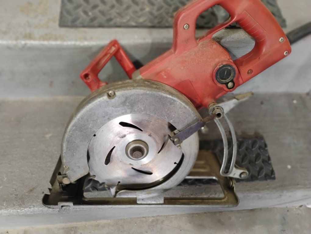 Milwaukee worm gear saw