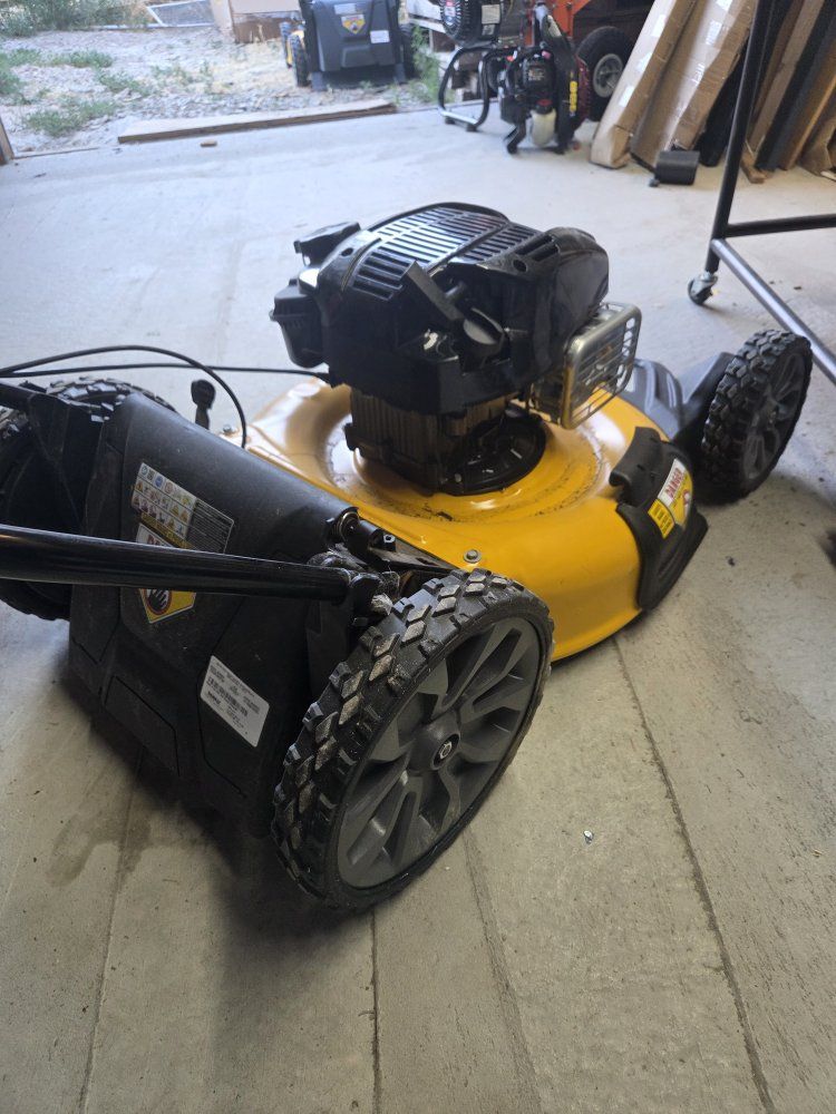 DeWalt RWD Self-Propelled Lawn Mower 163cc Briggs & Stratton Engine. ( NEW NOT RUNNING )