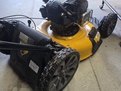 DeWalt RWD Self-Propelled Lawn Mower 163cc Briggs & Stratton Engine. ( NEW NOT RUNNING )