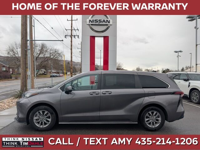 2022 Toyota Sienna LE 8-Passenger