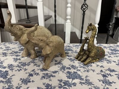 Cute Mom and Baby Decorations Elephants and Giraffes