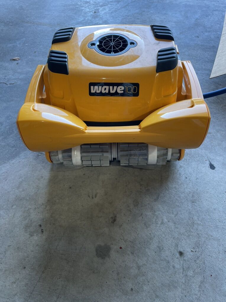 Dolphin Wave 100 pool cleaner