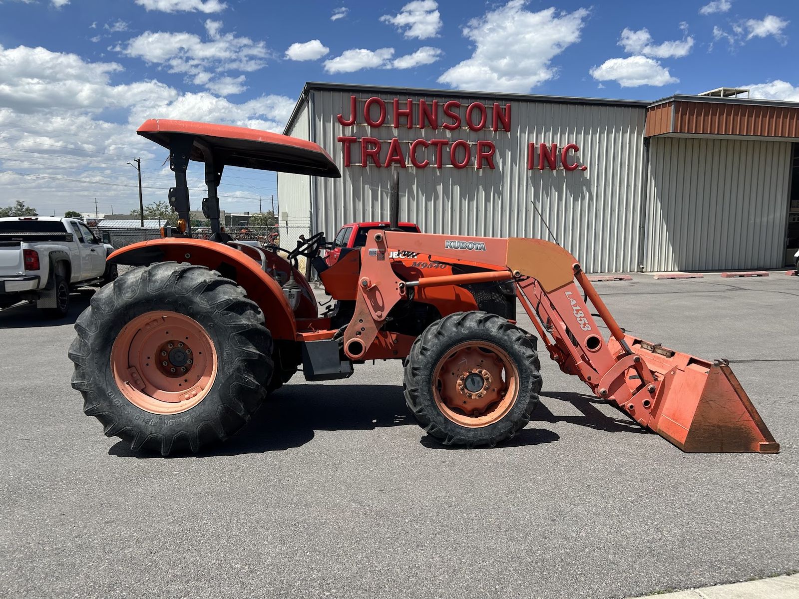 Kubota Tractor M9540HD with Loader & Canopy