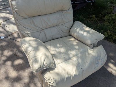Free massage chair adjustable couch
Works, see pics for condition, it's already outside. Send me your ETA and I will send you