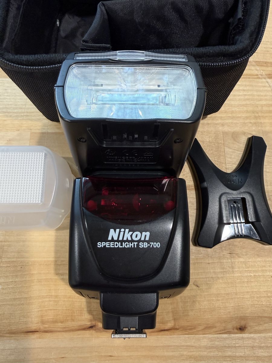 Nikon Speedlight SB-700 TTL AF Flash Unit with Diffuser and Stand - Excellent Condition