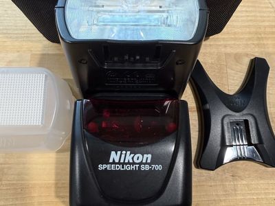 Nikon Speedlight SB-700 TTL AF Flash Unit with Diffuser and Stand - Excellent Condition