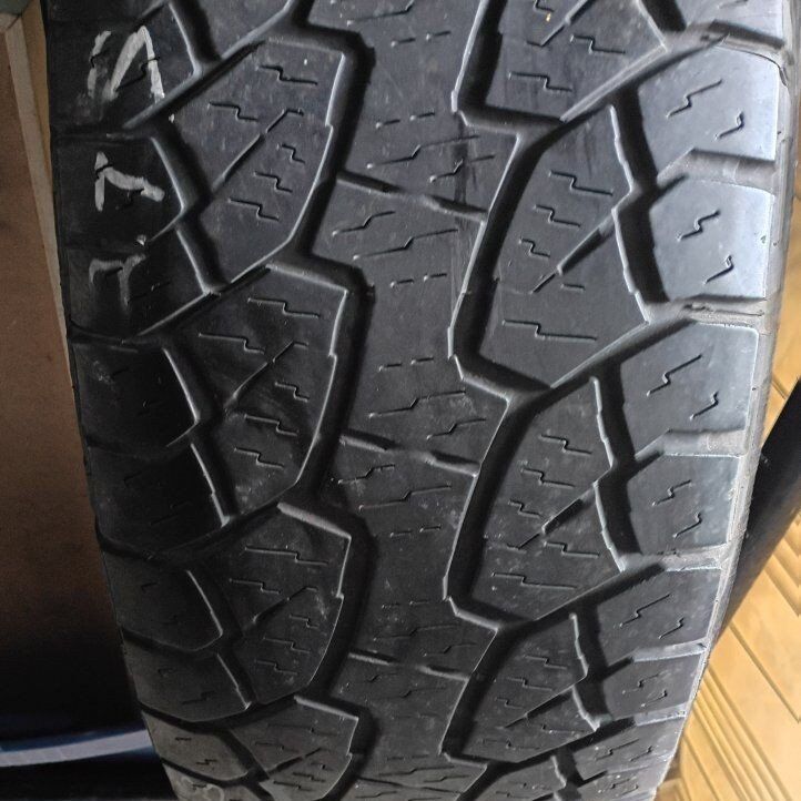 * Single P275/65R18 Tire *