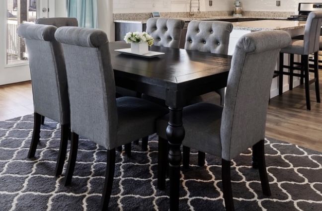 Kitchen Table and Chairs / Hutch