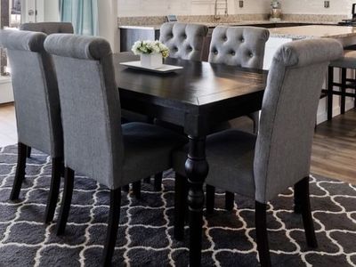 Kitchen Table and Chairs / Hutch