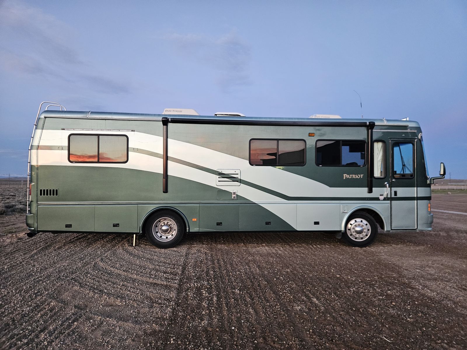 1995 Beaver Savannah Patriot 33' Class A Diesel Pusher   Cummins 6CTA8.3L Allison MD3060 Trans