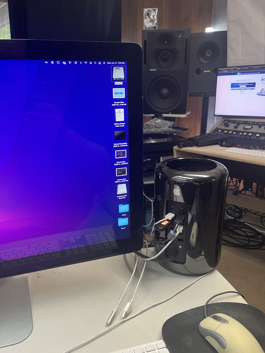 2013 Apple MacPro Tower 6 Core Xeon with 32GB Ram 27' Mac Thunderbolt Monitor included
