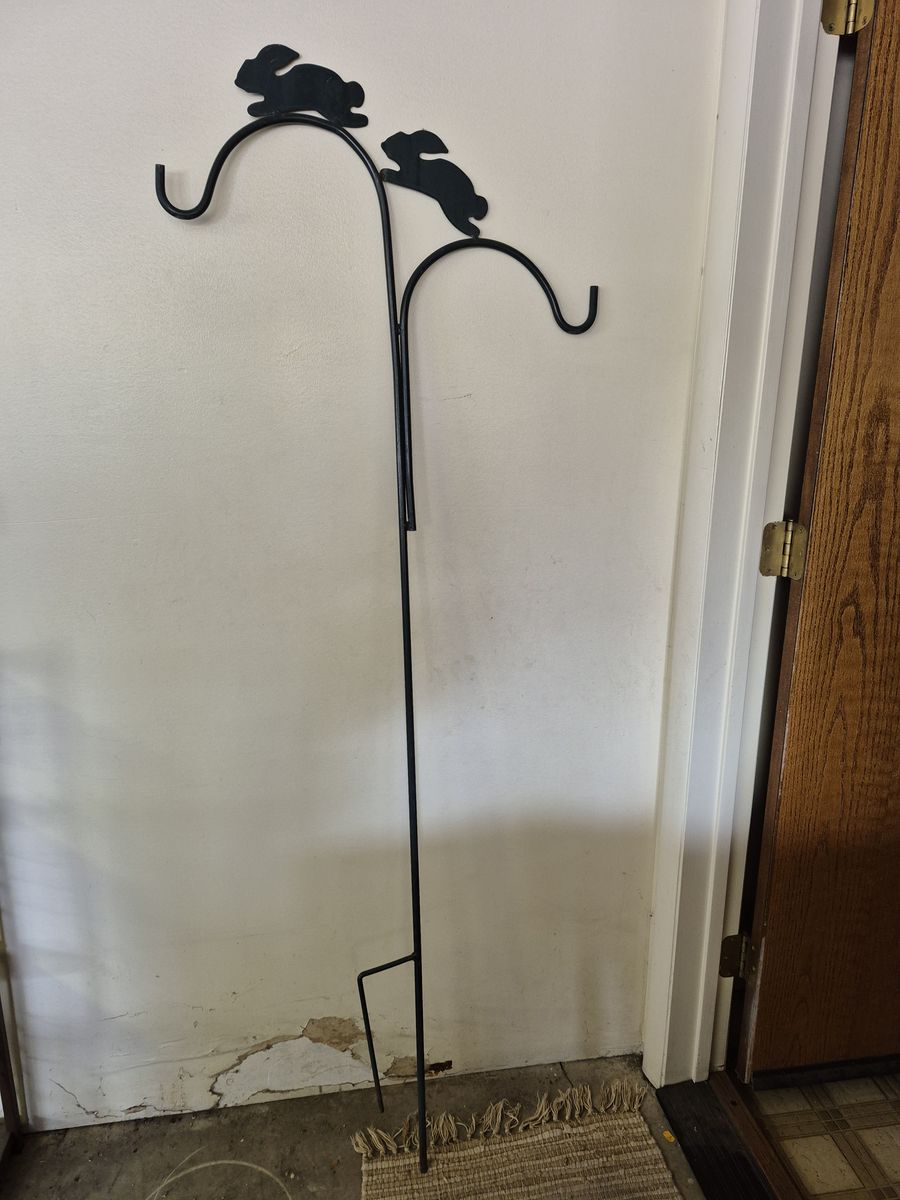 Metal bunny double hanger for hanging basket