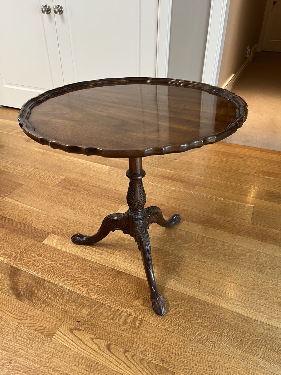 Beautiful vintage Drexel Heritage tilt top table with pie crust edging. Excellent condition
