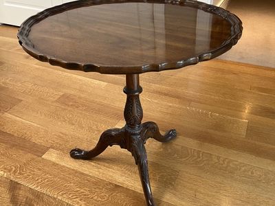 Beautiful vintage Drexel Heritage tilt top table with pie crust edging. Excellent condition