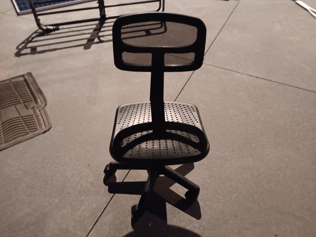 Black Plastic Swivel Task Chair