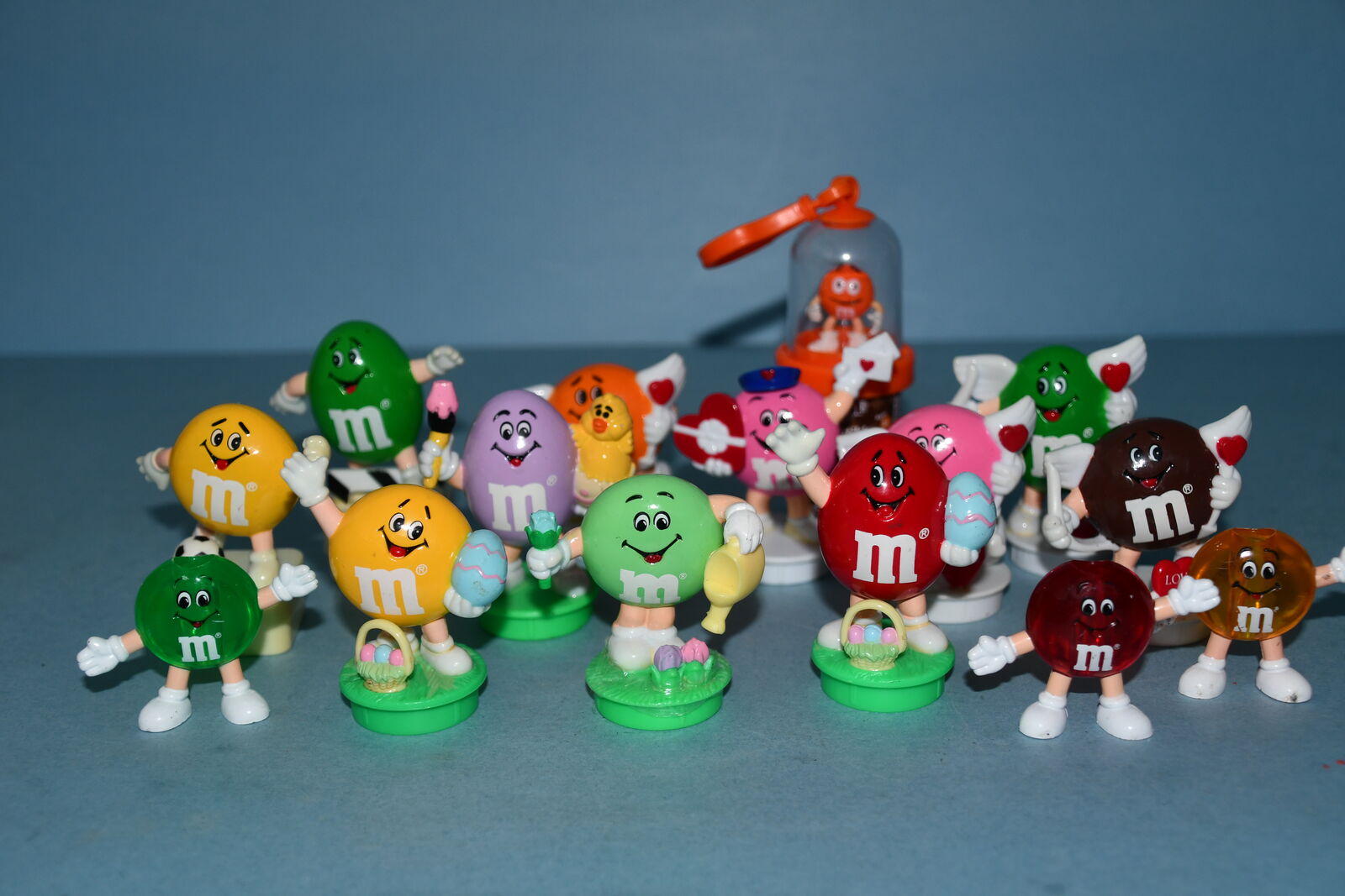 LARGE LOT M&M CANDY COLLECTIBLE TUBE TOPPERS + 3 PENCIL TOPPERS + 1 KEY CLIP ~ EASTER, SPORTS...~ ALL FOR $5