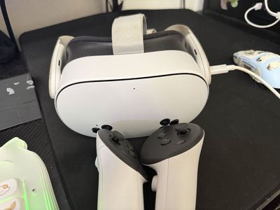 Meta Quest 3S. Headset with Controllers (White)