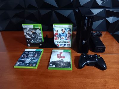 Microsoft xbox 360 S Console model 1439 250GB. Con