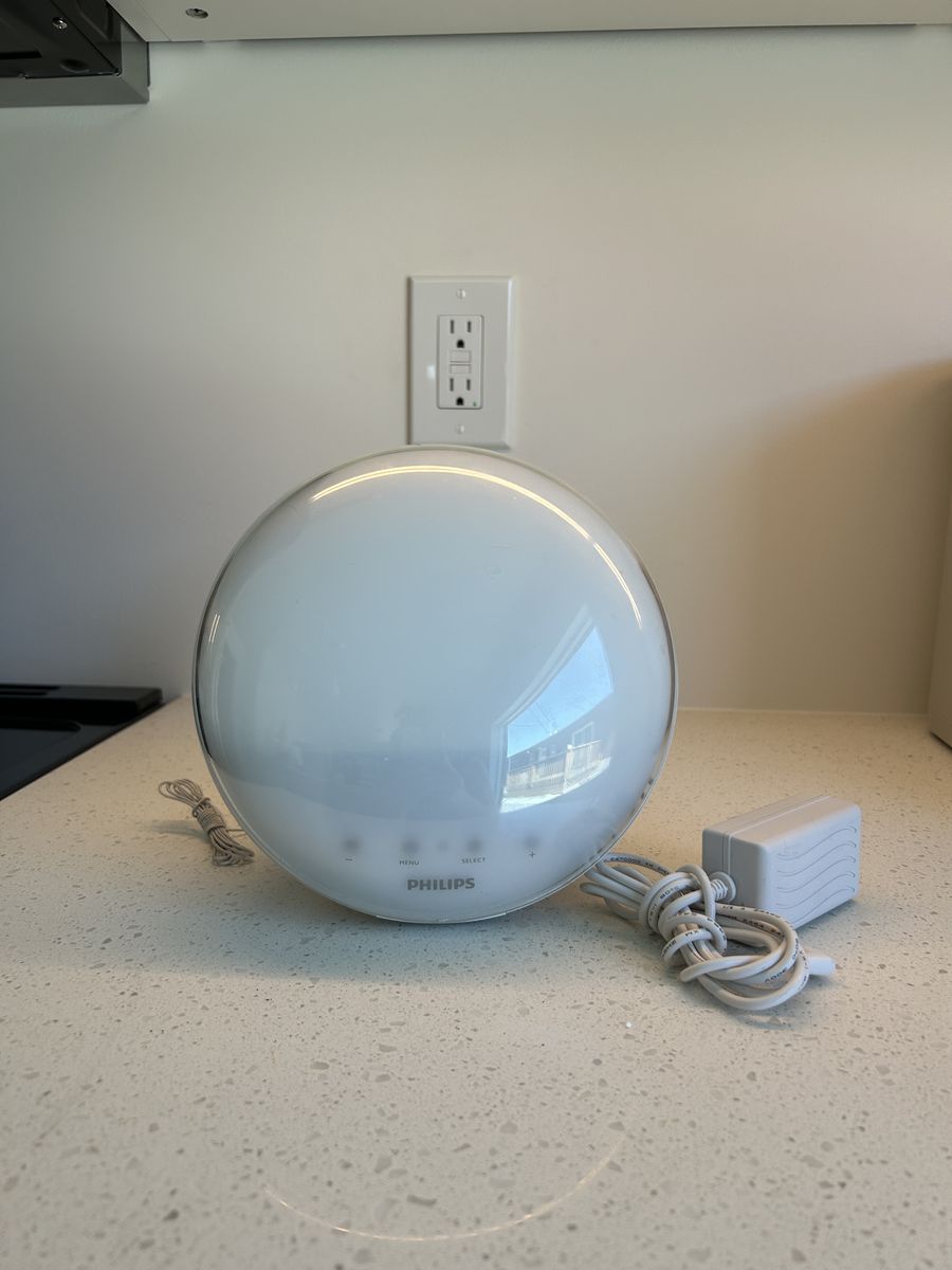 Philips SmartSleep Wake-Up Light Sunrise Simulation Alarm Clock with FM Radio