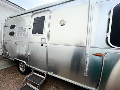 GORGEOUS 2017 AIRSTREAM FLYING CLOUD