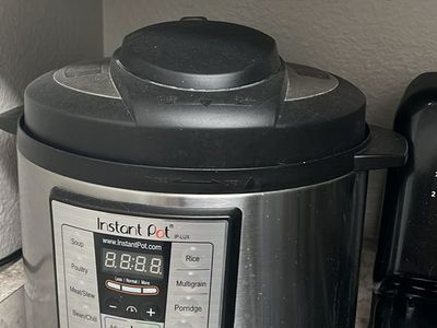Instant Pot IP-LUX 6-in-1 Multi-Use Programmable Pressure Cooker, Silver/Black