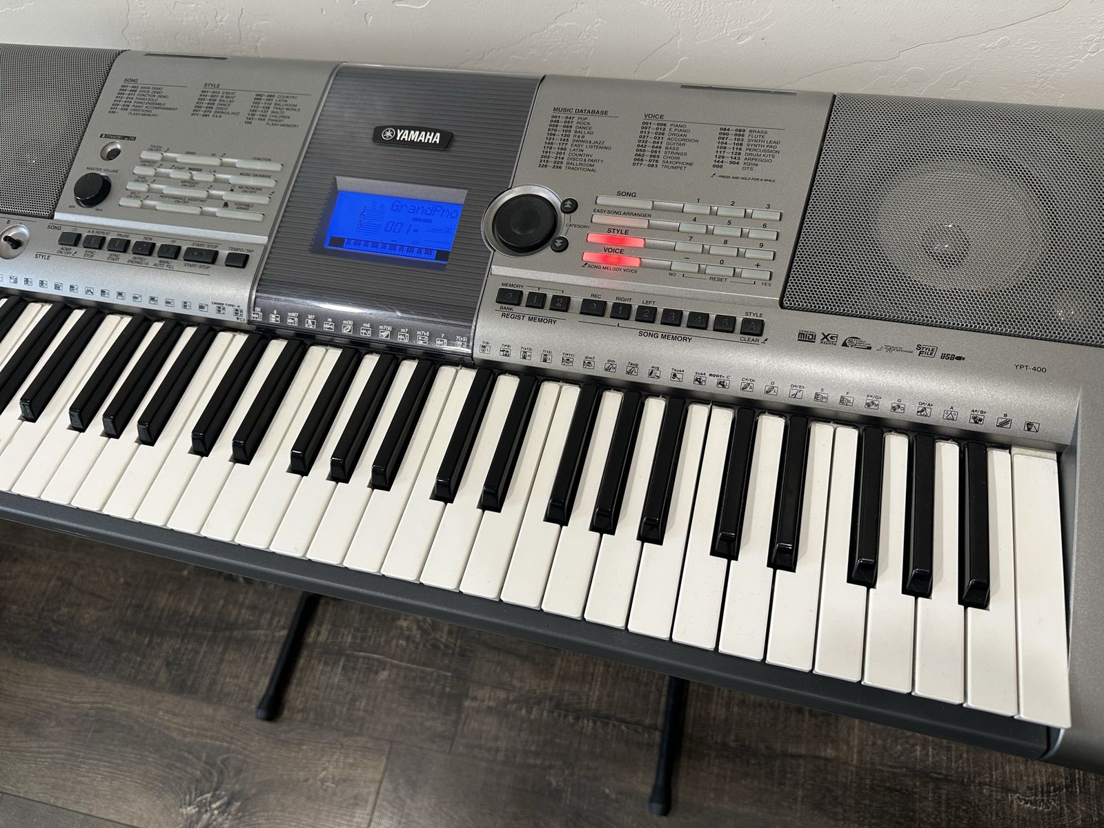 Yamaha YPT-400 keyboard with stand