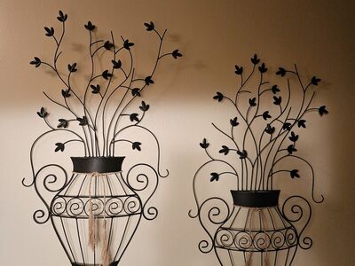 2 wall hangings black metal vase with leaves