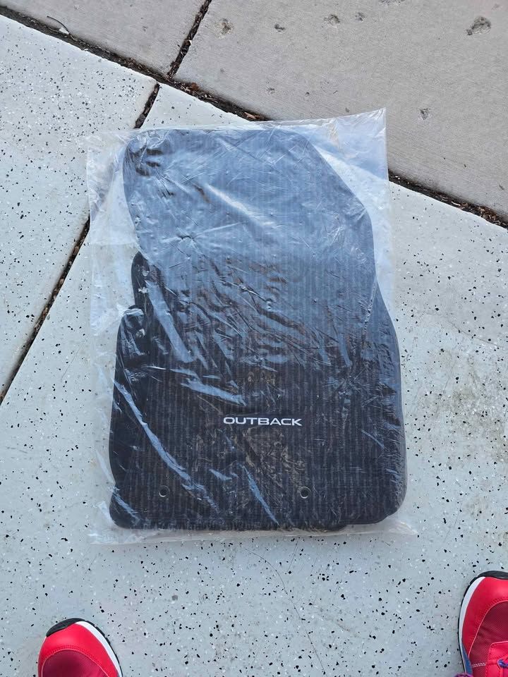 Floor Mats Subaru outback original only 50$