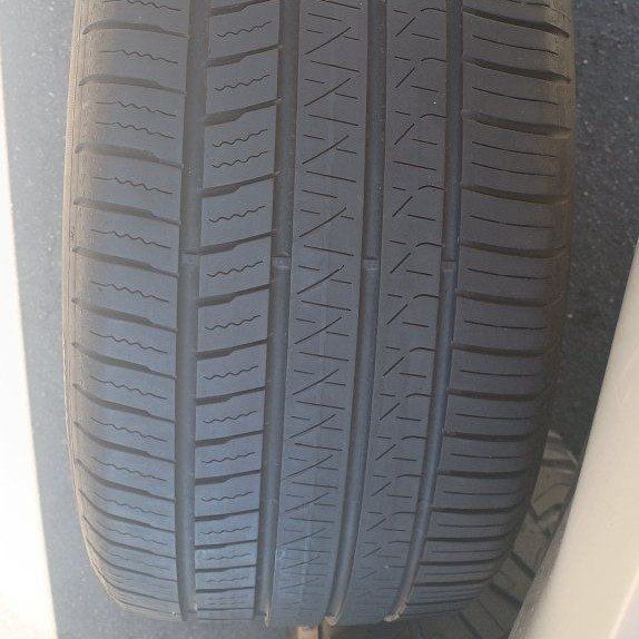 * Nice 245/40R18 Tire *
