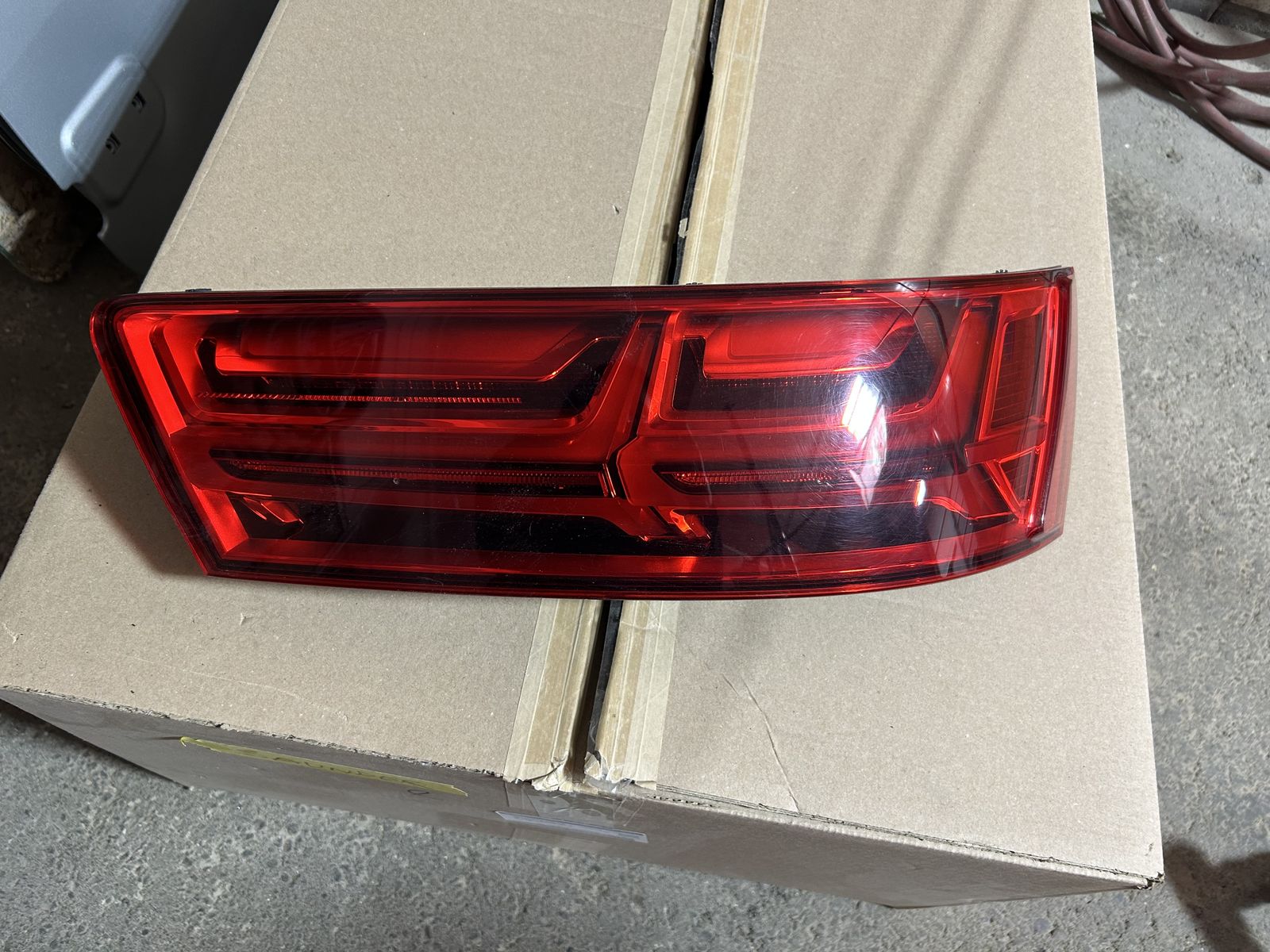 17-19 Audi Q7  Passenger Tail Light