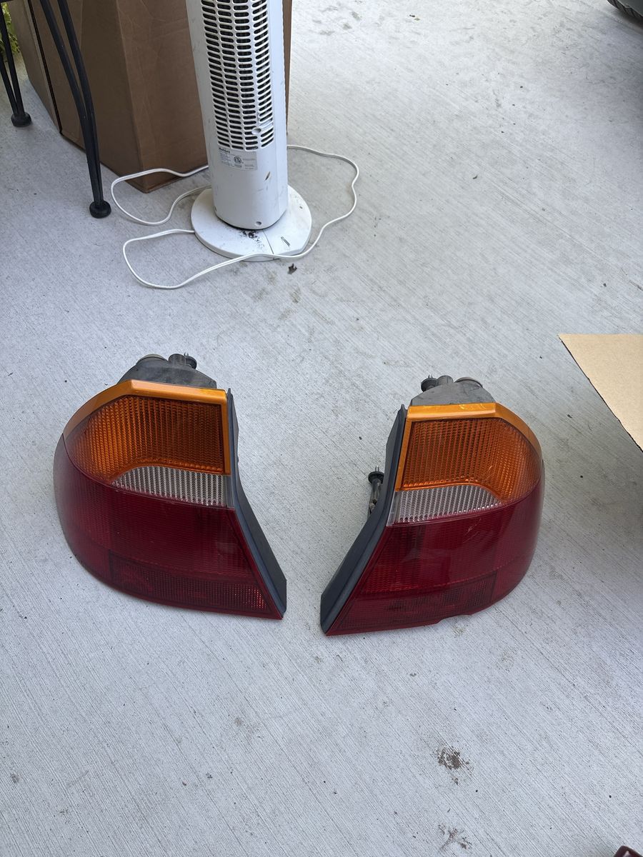 Pair of OEM Automotive Tail Light Assembly Assemblies Left & Right for a ‘99 Chrysler 300