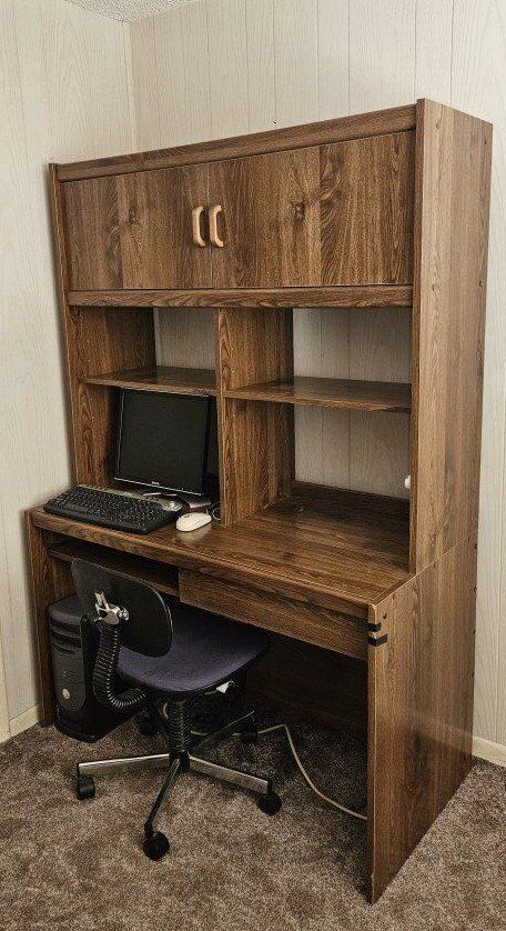 Computer Desk with Hutch
