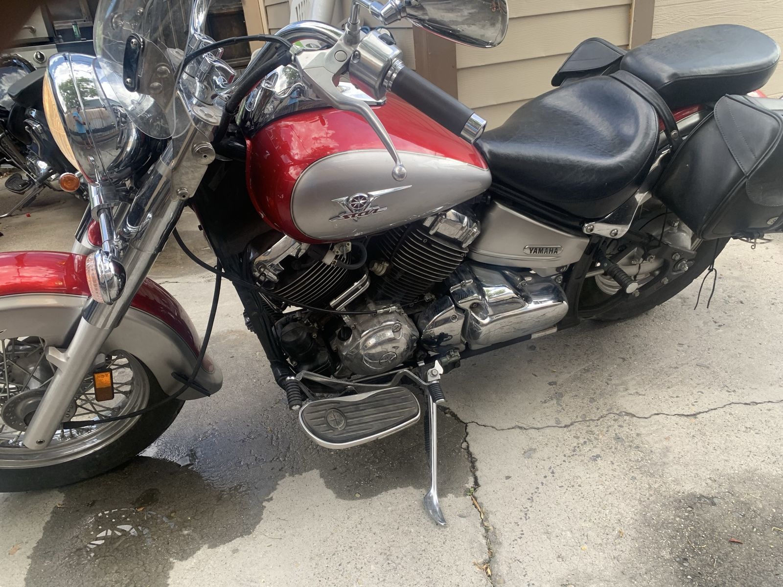 2004 Yamaha V-Star 650 Custom Cruiser Motorcycle with Saddlebags - Red/Silver