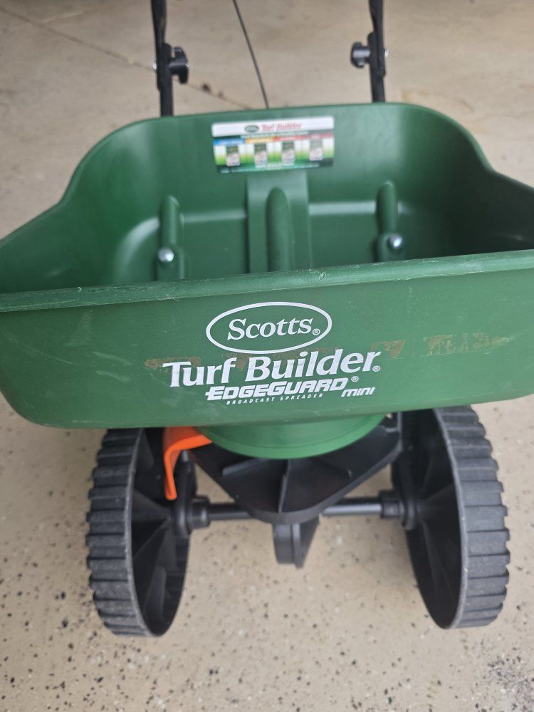 Scotts Turf Builder EdgeGuard Mini Broadcast Spreader