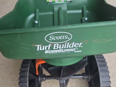 Scotts Turf Builder EdgeGuard Mini Broadcast Spreader
