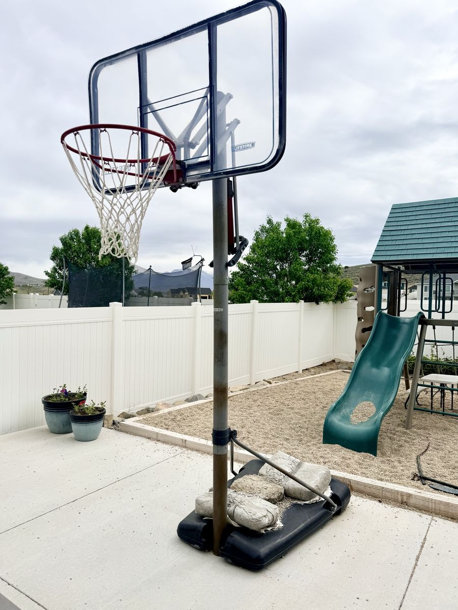 Lifetime Easy Lift Portable Basketball Hoop, Adjustable Height, Clear Backboard