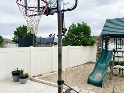 Lifetime Easy Lift Portable Basketball Hoop, Adjustable Height, Clear Backboard