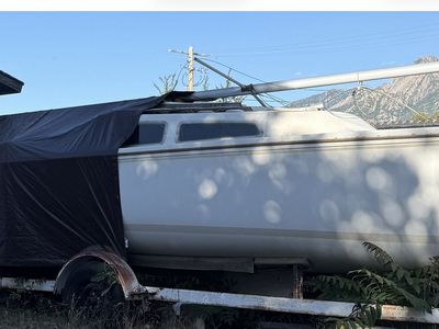 1975 22 foot Catalina Sailboat