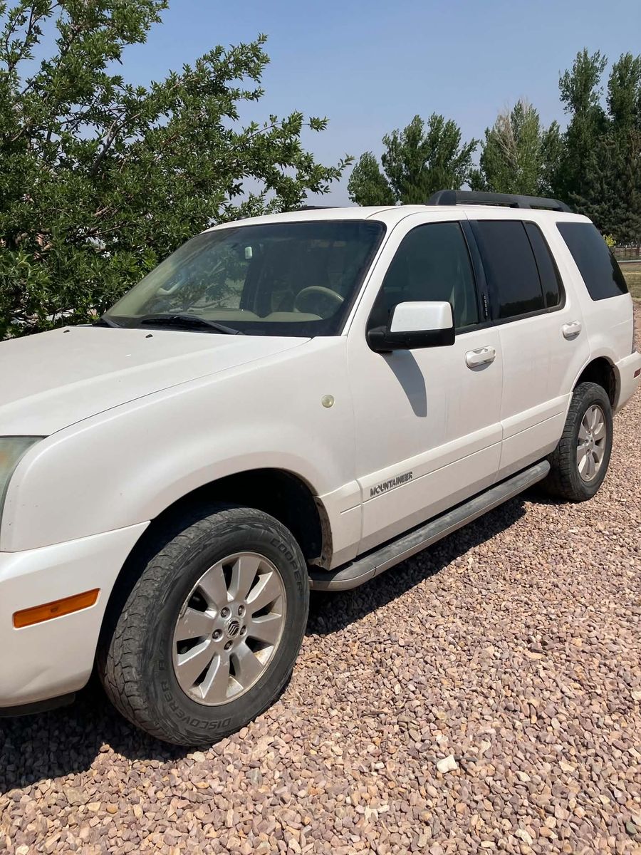 Mercury Mountaineer SUV - White Exterior with Tan Leather Interior