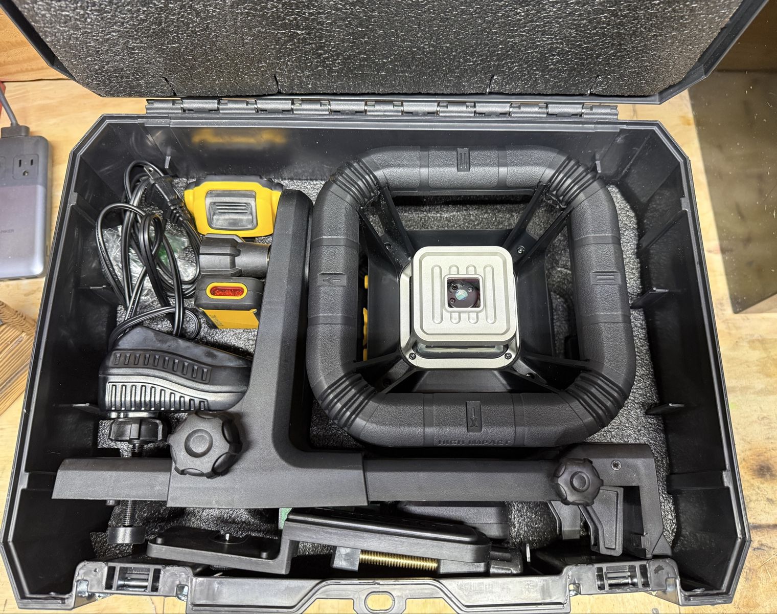 DEWALT DW079LR 20V Red Rotary Tough Laser Kit w/ Tripod & Case
